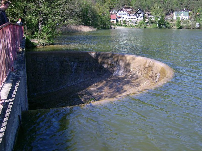 máchovo jezero vypust.JPG