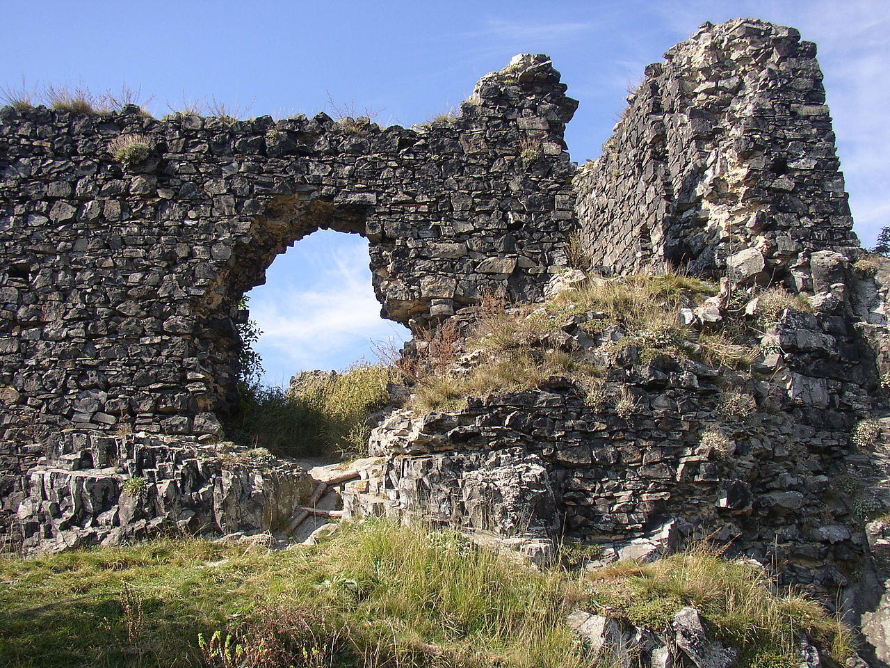 1280px-Oltarik-Hradek_CZ_castle_ruin_147.jpg